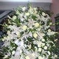 corona preparada en tonos blancos con rosas, lilium, claveles, gladiolos. tamaño grande desde 300 euros.